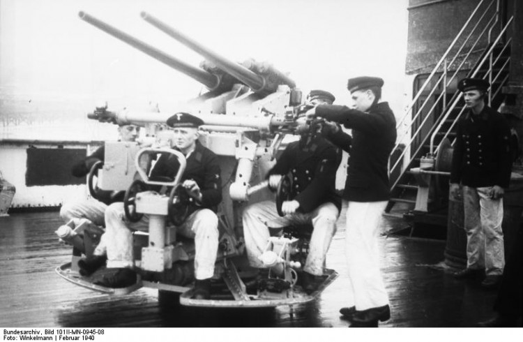 Bundesarchiv_Bild_101II-MN-0945-08,_Schulboot_-Drache-,_Doppelflak.jpg