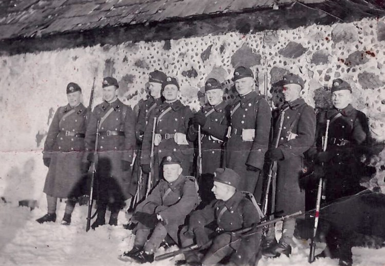 EW sõdurid kiviseina veeres.jpg