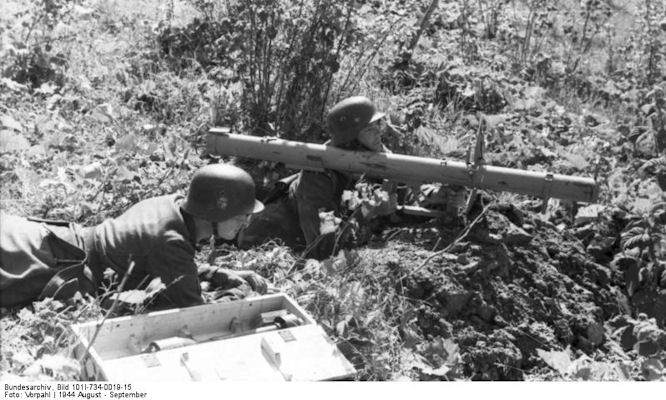 Soldados da Estonia com um Panzerschreck (Raketenpanzerbüchse).jpg