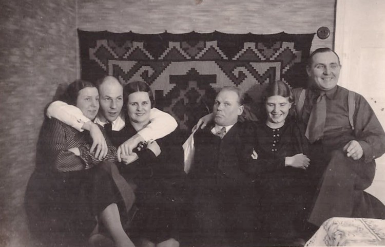 EW ohvitser pere keskel.jpg