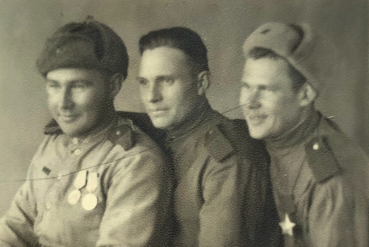 Aleksander Erelt (keskel) 1944.JPG